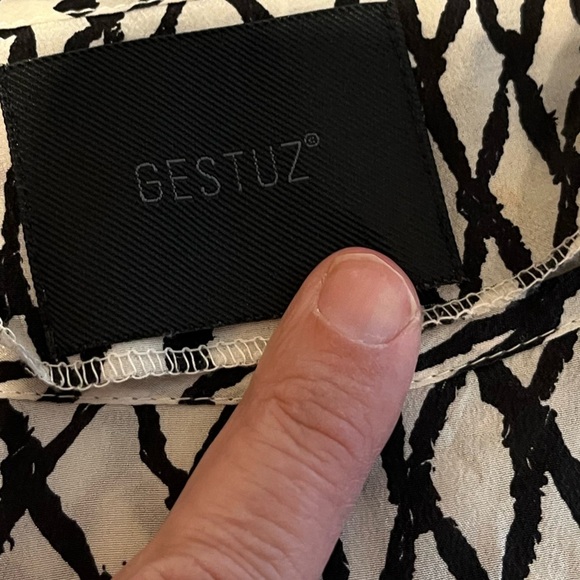 🤍GESTUZ – Black & Gray Graphic Print Top – Size 40 - Picture 11 of 11